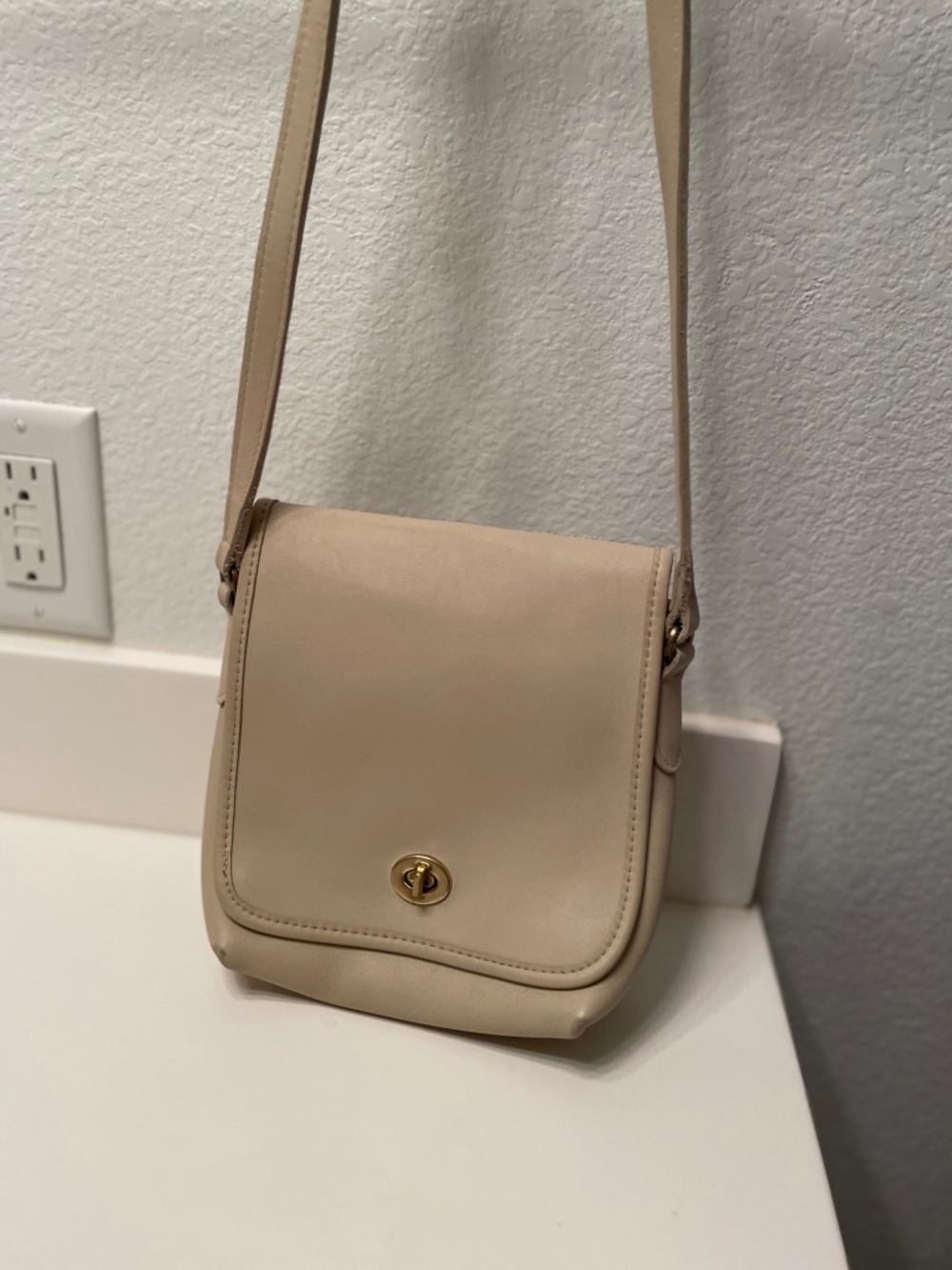 Coach vintage companion flap bag | 100% leather cross body in rare bone color